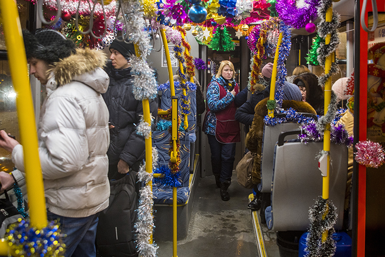 В Казани нарядили 100 автобусов, троллейбусов и трамваев, через автоинформаторы транслируют поздравления пассажирам