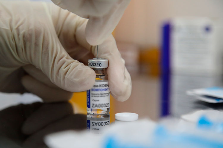 Первые 40 доз вакцины «Спутник V» в Татарстан доставили в конце сентября. Препарат поступил в инфекционные больницы Казани, Челнов и Альметьевска главным образом для отработки логистики