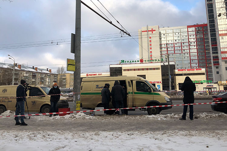 Мне кажется, самоубийство инкассатора в Кировском районе могло быть связано с тем, что у него были какие-то личные проблемы домашние. Он мог во время смены устраивать истерику по телефону