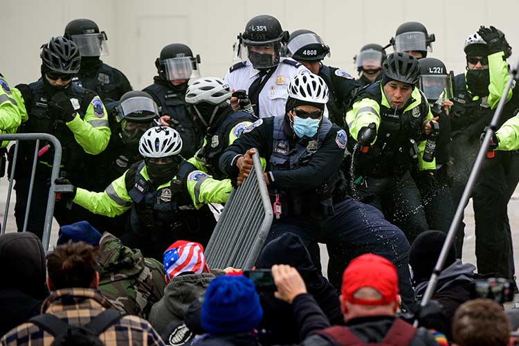 Группа поддержки Трампа вступила в столкновение с полицией у здания Конгресса США