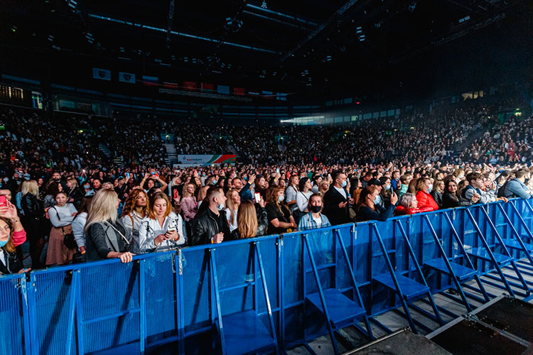 Первый  массовый концерт в Казани, напомним, прошел 30 сентября. Послушать популярную российскую звезду Zivert собрались 3 456 зрителей при максимальной наполняемости зала в 10 400 мест