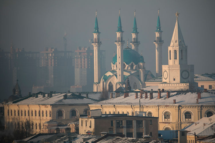 В Казани минимальные температуры воздуха в различных районах города колебались в пределах от 29,1 до 32,7 градуса мороза. В ближайшем пригороде (аэропорт Казань) воздух охлаждался до -34,5 градуса
