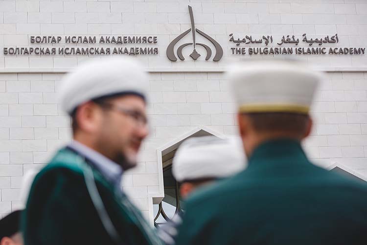 Накануне Болгарская исламская академия обрела своего нового руководителя, но с приставкой «и.о.». Это многих удивило в мусульманском мире, поскольку заседание, в котором принимали участие представители всех трех учредителей БИА, было вправе назначить полноценного руководителя