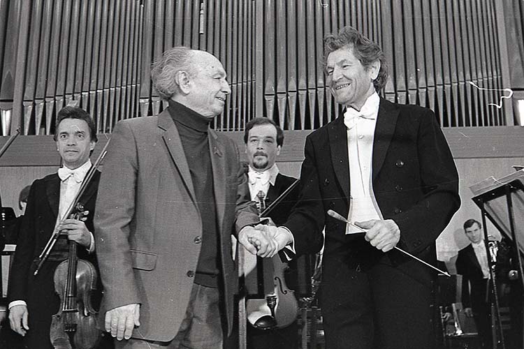 Назиб Жиганов (слева) и дирижер Фуат Мансуров на открытии сезона симфонического оркестра Государственной филармонии ТАССР. Сентябрь 1986 г.