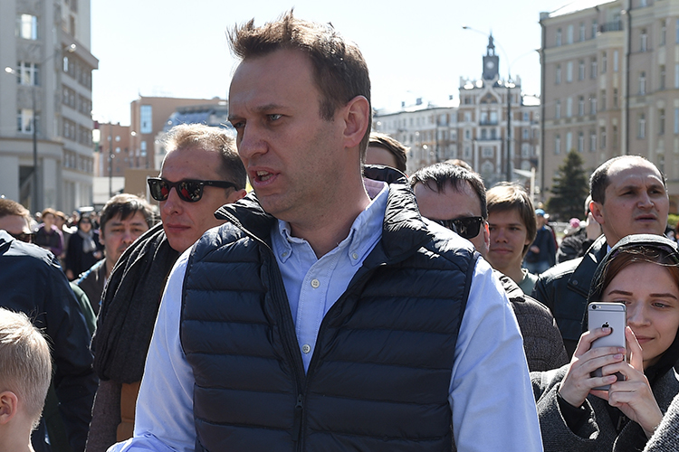Алексей Навальный, зная, что его должны задержать, преследует цель — создать большой медиарезонанс и собрать массовку с целью физического прикрытия оппозиционера в аэропорту, как живым щитом, используемым террористами