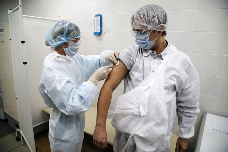 Всего в Татарстане сегодня 57 медучреждений проводят прививки от ковида. 12 из них — в Казани, в Набережных Челнах прививают в двух городских поликлиниках (№ 6 и 7), остальные пункты вакцинации рассредоточены по районам республики
