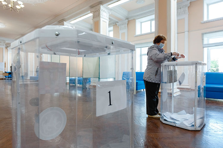 Процедура голосования в условиях пандемии сделала практически невозможным контроль за ходом голосования и сопровождалась «беспрецедентными фальсификациями»