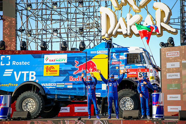 Впервые за шесть лет челнинские гонщики команды «КАМАЗ-Мастер» заняли на «Дакаре» весь пьедестал в зачете грузовиков и привезли на родину три победных бедуина