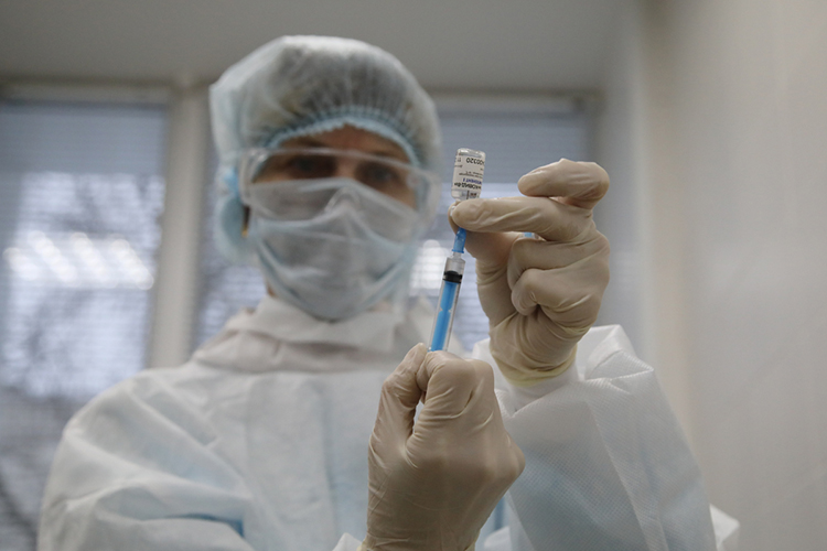 В Татарстане набирает обороты вакцинация от коронавируса. Пока в широком ходу лишь одна зарегистрированная вакцина — «Спутник V» от научного института им. Гамалеи