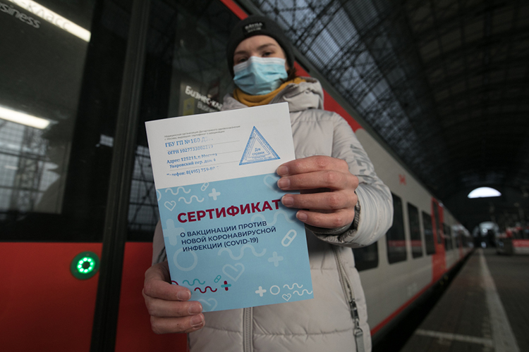 Минздрав не обязывает медиков выдавать пациенту какие-либо сертификаты о прохождении вакцинации. Бумажные сертификаты выдают в Москве, а в регионах этот вопрос остается на усмотрение местной власти