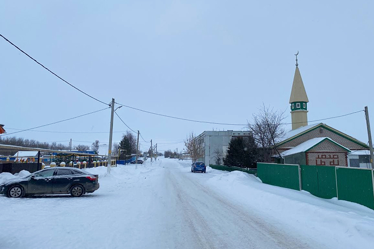 Деревня Большое Нуркеево, кстати, вовсе небольшая — всего 590 человек и 283 хозяйства, но крепкая