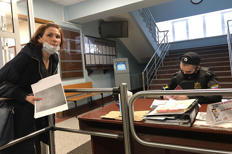 Адвокат Лилия Шарапова, сидевшая в коридоре, рассказала, что ее услуги обошлись ее доверителям чуть больше 5 тыс. рублей