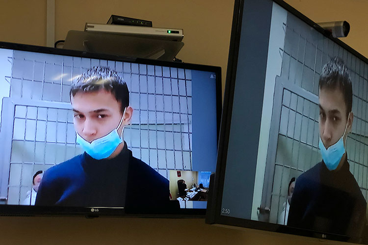 Два экрана — на них крупным планом задержанный из ОП «Ямашевский» Айнур Ганиев — 19 лет, студент КФУ, судимости не имеет, за участие в митинге привлекается впервые