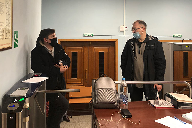 Гендиректор юридической компании «Гимаев и партнеры» Расил Гимаев (слева) пробыл в суде почти с утра, но так и не дождался заседания по своим доверителям