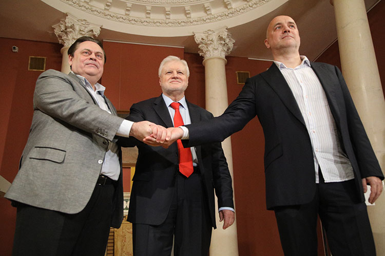 После объединения Сергей Миронов (в центре) надеется сохранить пост председателя в новой объединенной партии. Предполагается, что она будет называться «Справедливая Россия — За правду»