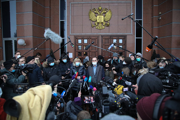 Адвокаты Навального уже на выходе из здания суда заявили журналистам, что будут обжаловать сегодняшнее решение в кассационном суде и Европейском суде по правам человека