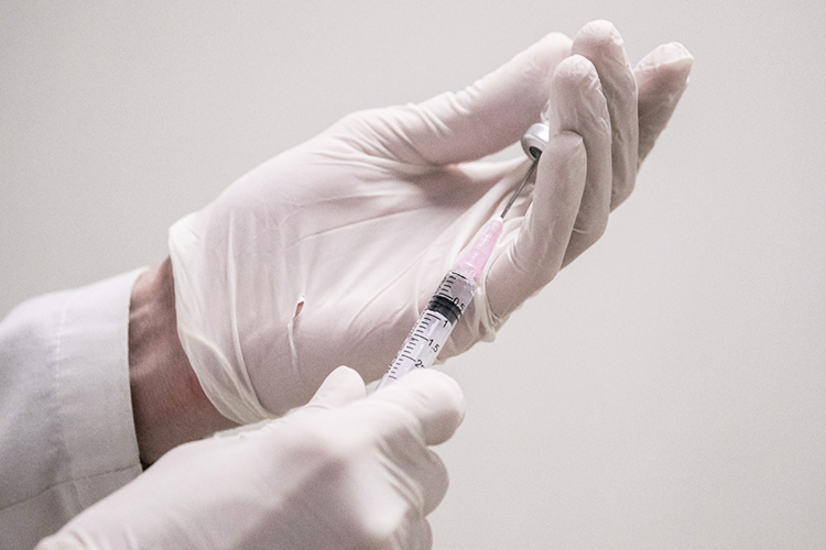 Всего в республику поступило более 13 тыс. доз вакцины, 93,8% которых на сегодня уже использовано
