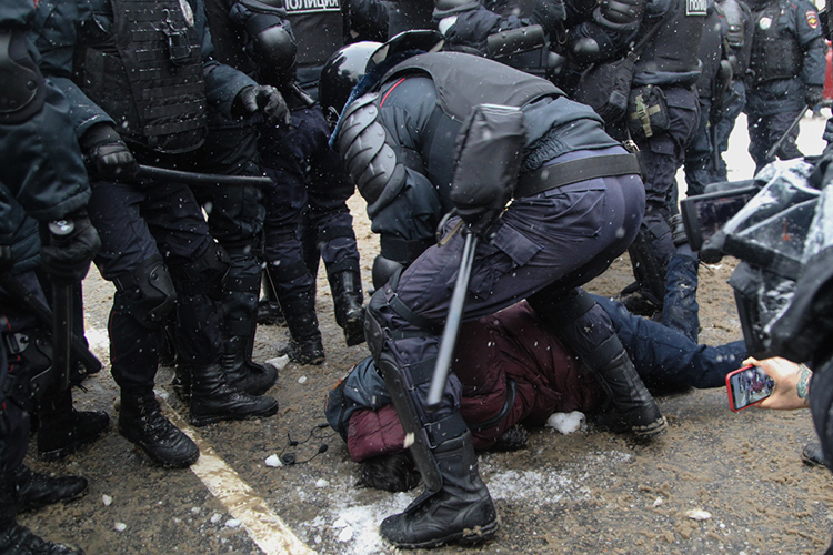 Наиболее массовые акции, как обычно, прошли в Москве и Санкт-Петербурге. К 12:00 в городе начались задержания