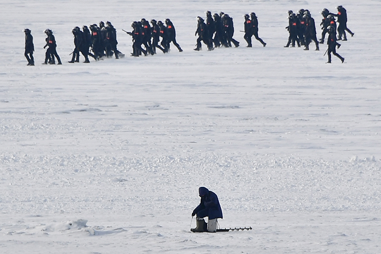Во Владивостоке после серии задержаний несколько сотен участников акции сбежали от полиции на лед Амурского залива