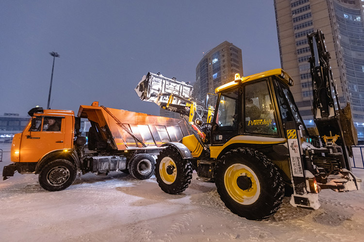 Причину затянувшейся «снежной битвы» назвали еще 18 января: в дорожных службах и управляющих компаниях работают 700 механизаторов, но надо 1,5 тыс. рабочих. Отсюда и нарушение сроков