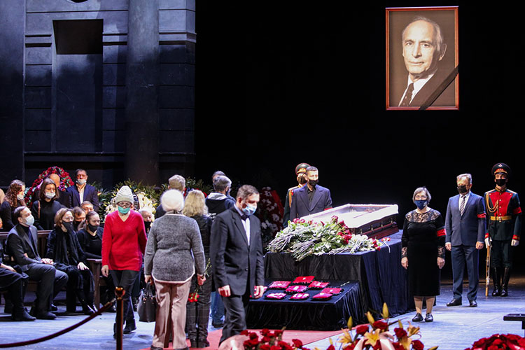 Основная сцена Вахтанговского утопает в живых цветах и траурных венках. В центре — открытый гроб с телом всенародно любимого актера