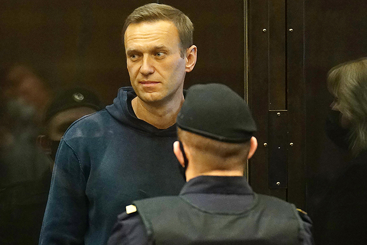 На протяжении всего судебного процесса Навальный в своем поведении придерживался провокационного курса