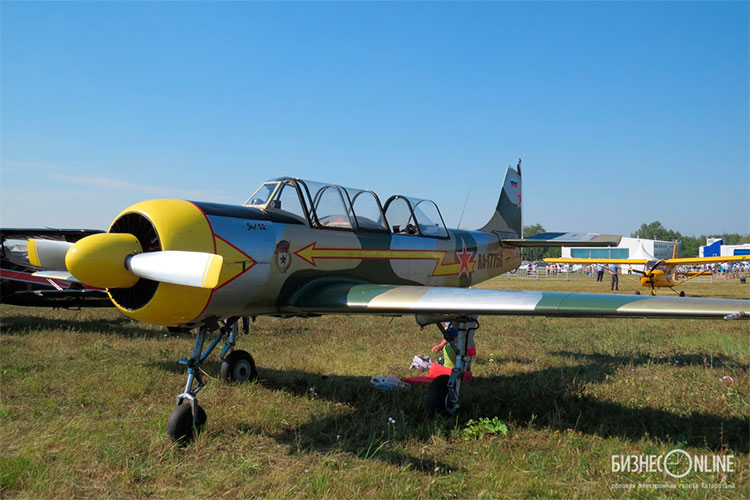 15-минутный полет по кругу на настоящем спортивном Як-52 обойдется в 4,3 тыс. рублей, с пилотажем — 6,3 тыс