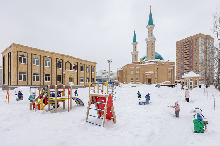 «Мы молим сейчас Аллаха, чтобы он помог подвести к медресе газ, пользуясь случаем, обращаемся к народу, чтобы помогли нам в этом деле. Сейчас на строительстве медресе закончена только половина работ…»