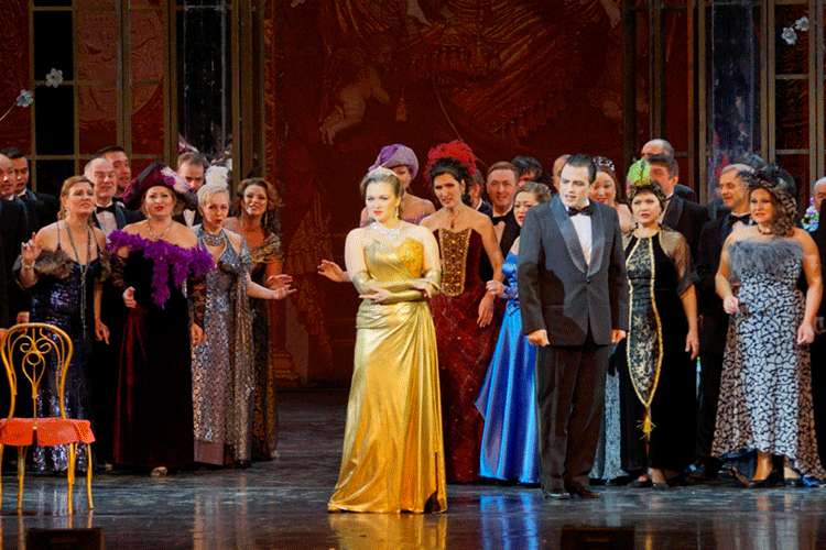 9 февраля Шаляпинский фестиваль-2021 предъявил зрителям «Травиату» — хит, не теряющий популярности с 1854 года, дежурное блюдо любого оперного театра мира