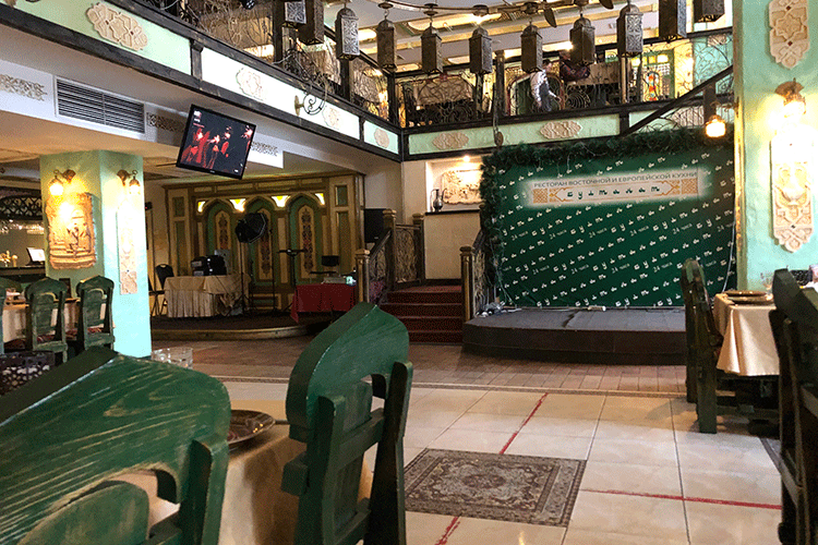 Внутри ресторана «Султанат» все выдержано в восточных мотивах — гостя окружают расписные картины и украшения в ближнеазиатском стиле