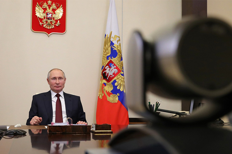 «Массовыми выходками проблемы не решить»: о чем Путин говорил на закрытой встрече со СМИ?