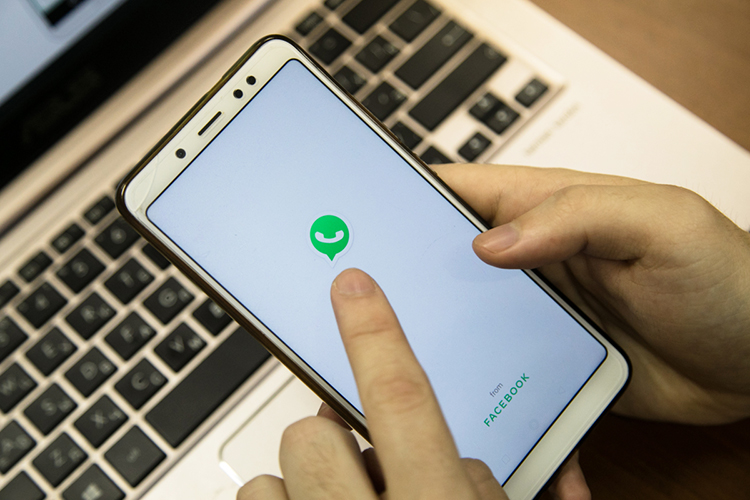 «Все, кто пользуется WhatsApp в России (как и пользователи почти всего мира), узнали, что там появились новые правила сервиса, по которым WhatsApp передаёт данные своих пользователей в Facebook»
