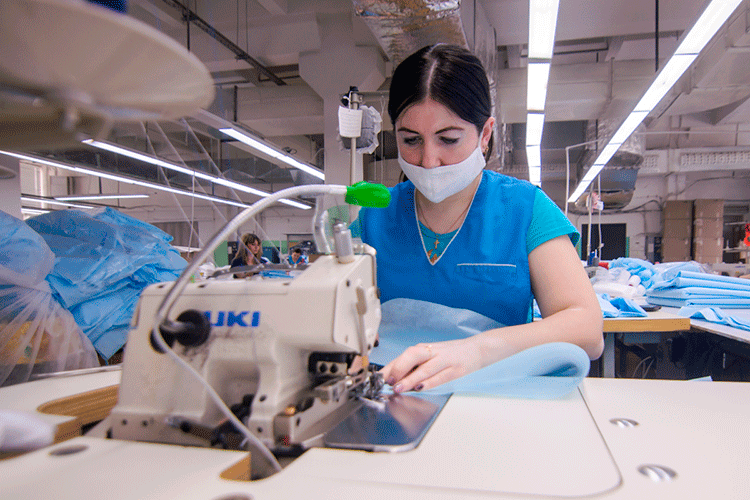 На треть выросло производство текстильных изделий, а выпуск одежды подрос на 14%. бум произошел в секторе нетканых материалов, которые все, кто могли, направили на пошив масок и средств защиты