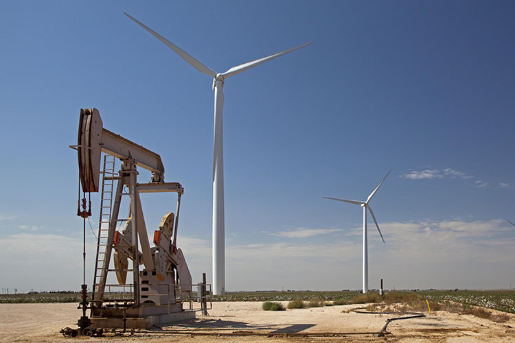 Из-за сокращения добычи в понедельник американская нефть марки West Texas поднялась выше $60 впервые с 7 января 2020