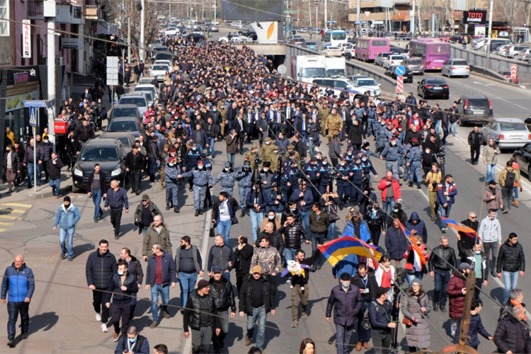 Никол Пашинян  вывел своих сторонников на площадь и прошел с ними по центральной улице