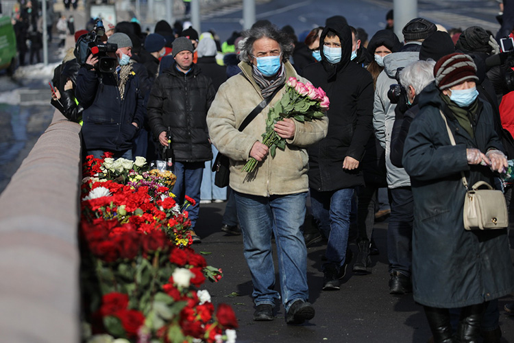 Ни митинг, ни шествие в память об убитом во время пандемии власти не согласовали, поэтому организаторы предложили формат возложения цветов к гражданскому мемориалу Немцова на Большом Замоскворецком мосту