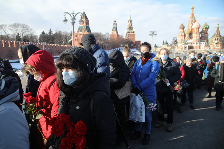 По данным проекта «Белый счетчик», к месту гибели Немцова к 17:30 на акцию памяти Бориса Немцова на Большом Москворецком Мосту прошли 7,8 тыс. участников. Задержанных не было