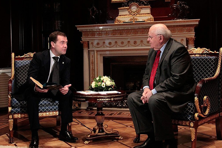 «Медведев 10 лет назад наградил Горбачева орденом Андрея Первозванного. А Путин вряд ли»
