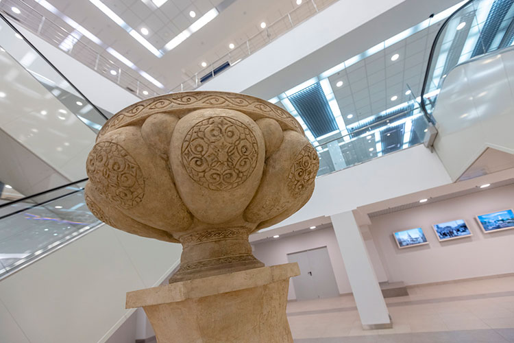 Завершили реконструкцию нулевого этажа, где организовали новые санузлы для посетителей, комнату матери и ребенка, а также установили каменную чашу «Ташаяк» — символ казанской торговли