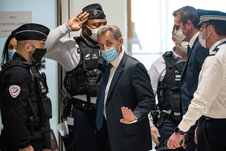 Бывший президент Франции Николя Саркози приговорен к трем годам тюрьмы, он признан виновным в коррупции и попытке подкупа судьи. Треть срока он будет пребывать в заключении, две третьих получил условно