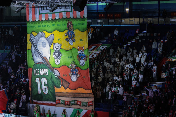После выступления Салавата Фатхетдинова на трибуне появился баннер, где белый барс стоит лицом к лицу с четырьмя главными соперниками в борьбе за Кубок Гагарина