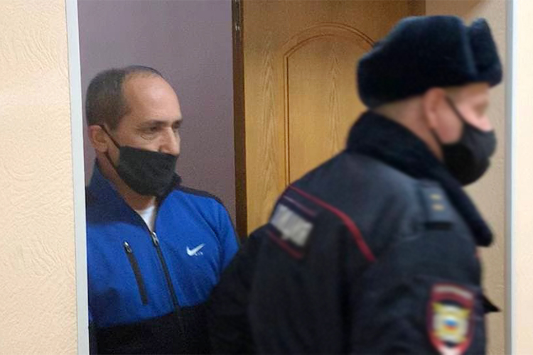 Сегодня в городском суде Бугульмы стартовал судебный процесс по уголовному делу в отношении гражданина Армении Араика Мирзояна, которого в сентябре прошлого года поймали по горячим следам на месте убийства известного бизнесмена Евгения Деданина