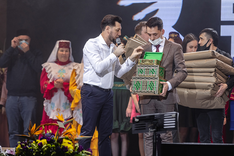 Наступил волнующий момент, на сцену вызвали всех, кто был в  татарском костюме и зарегистрировался. Вышло порядка  трех десятков человек, поднялись и спонсоры, которые  объявляли победителей, а ими стали абсолютно все, подарки вручали каждому