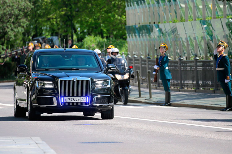 В мае 2018-го, то есть ровно три года назад, Путин впервые прокатился на новом лимузине на церемонии инаугурации