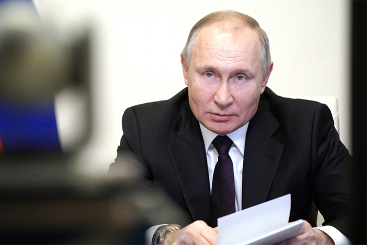 «Здесь спокойнее и надежнее»: Путин призвал бизнес нести деньги «в дом»