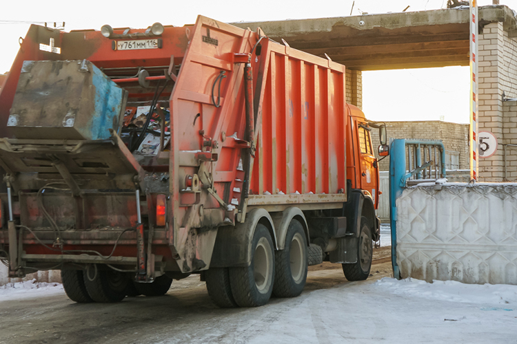 «Большая проблема с вывозом ТКО. В Татарстане работает два региональных оператора. Встает вопрос, как мы должны оплачивать вывоз мусора?»