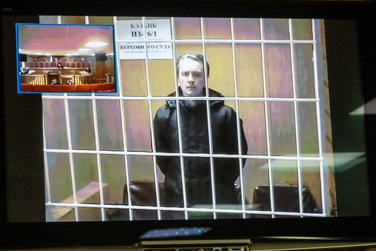 Новый «казанский маньяк» Игорь Птицинсегодня впервые предстал перед публикой в прямом эфире —  на связь с Верховным судом РТ он вышел через видеоконференцсвязь из «клетки» СИЗО