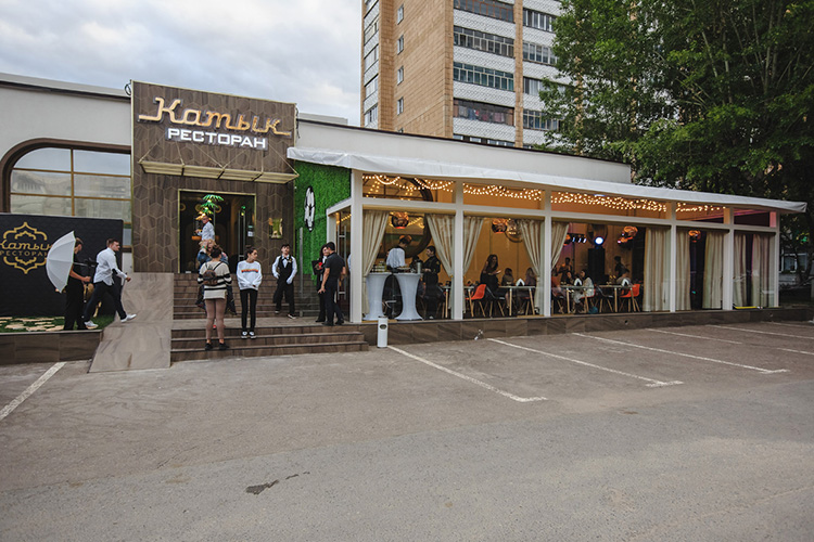 До сих пор ищет нового хозяина известный казанский ресторан «Катык» на Амирхана. Его выставили на продажу в конце года за 110 млн рублей вместе с земельным участком