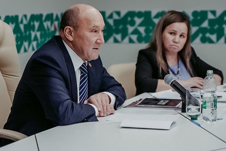 Марат Ахметов: «Хожу мимо Нацбиблиотеки и думаю: когда она уже начнет приносить пользу нации?»