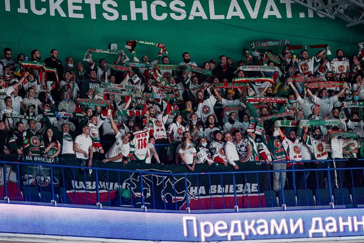 Казанские болельщиками своими криками «Вперёд «Ак Барс» и ударами в барабаны заглушили исполнение гимна Башкортостана